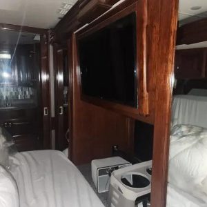 2017 Fleetwood Discovery Lxe 40E