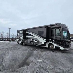 2017 Fleetwood Discovery Lxe 40E